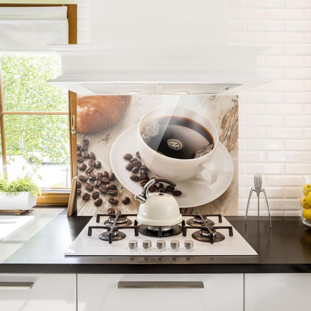 Spritzschutz Küche Glas Dampfende Kaffeetasse mit Kaffeebohnen