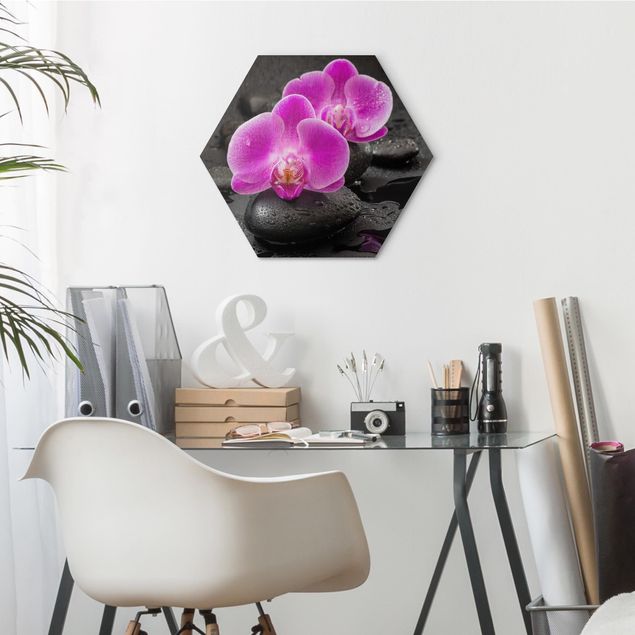 Wanddeko Küche Pinke Orchideenblüten auf Steinen mit Tropfen
