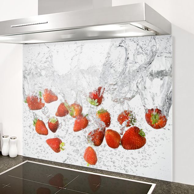 Küche Dekoration Frische Erdbeeren im Wasser