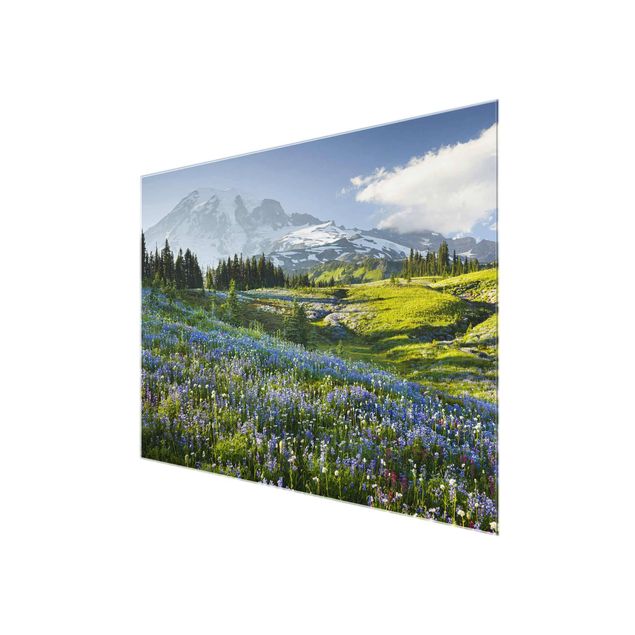 Glasbilder Blumen Bergwiese mit blauen Blumen vor Mt. Rainier
