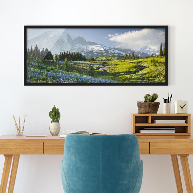 Wandbilder Bäume Bergwiese mit blauen Blumen vor Mt. Rainier