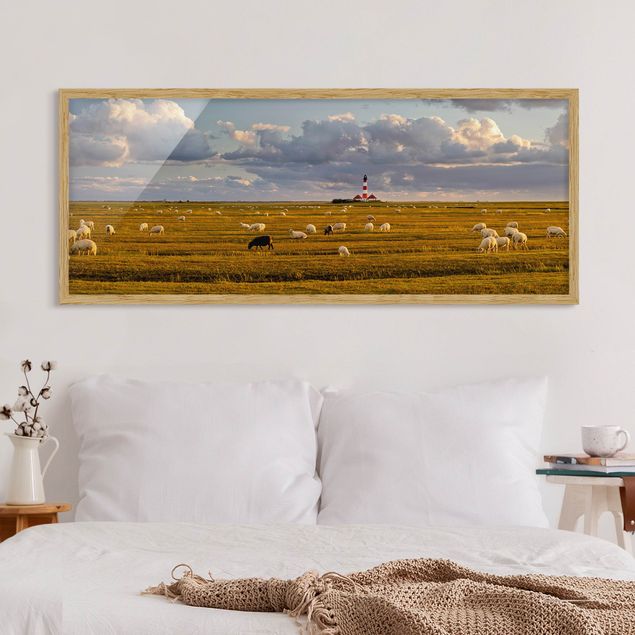 Gerahmte Bilder Strände Nordsee Leuchtturm mit Schafsherde