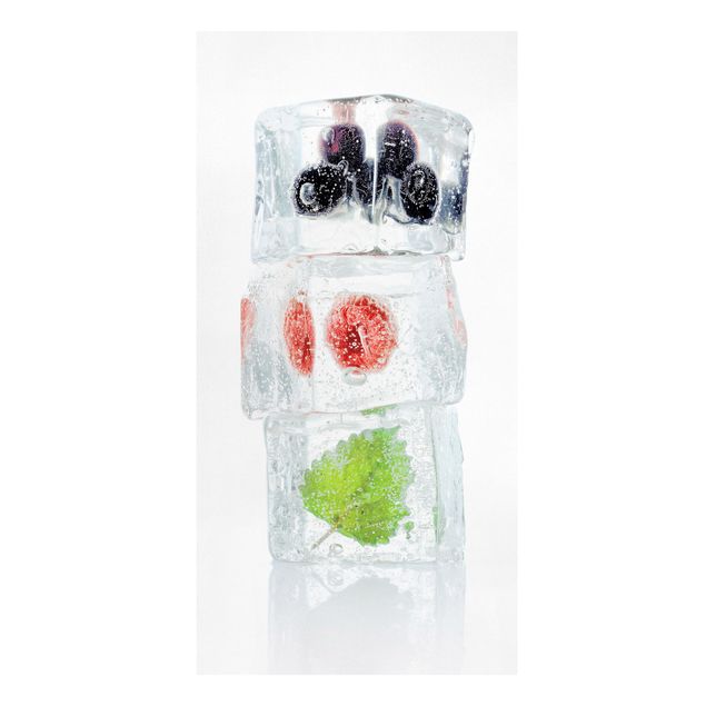 Leinwandbilder Obst Himbeere Melisse und Blaubeeren im Eiswürfel