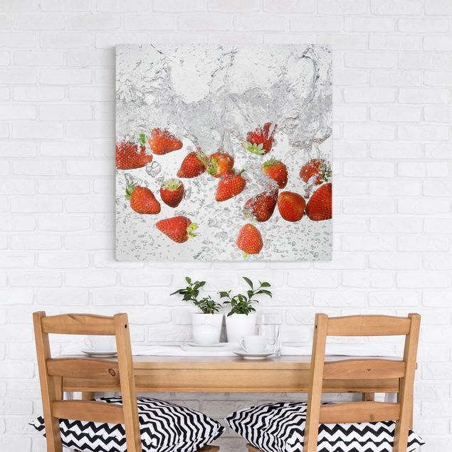 Wandbilder Früchte Frische Erdbeeren im Wasser