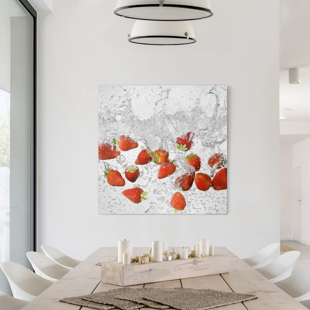 Wandbilder Floral Frische Erdbeeren im Wasser