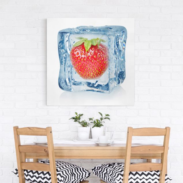 Wandbilder Früchte Erdbeere im Eiswürfel