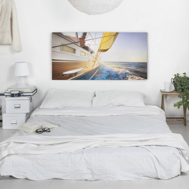 Wandbilder Strände Segelboot auf blauem Meer bei Sonnenschein