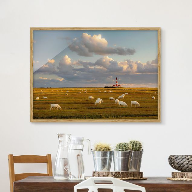 Gerahmte Bilder Strände Nordsee Leuchtturm mit Schafsherde