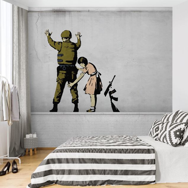 Fototapete Industrialdesign Soldat und Mädchen - Brandalised ft. Graffiti by Banksy