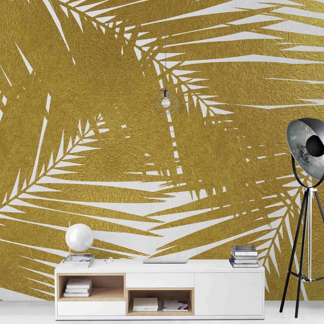 Tapeten Modern Blick durch goldene Palmenblätter
