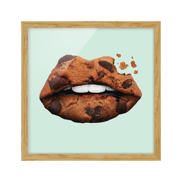 Gerahmte Kunstdrucke Lippen mit Keks