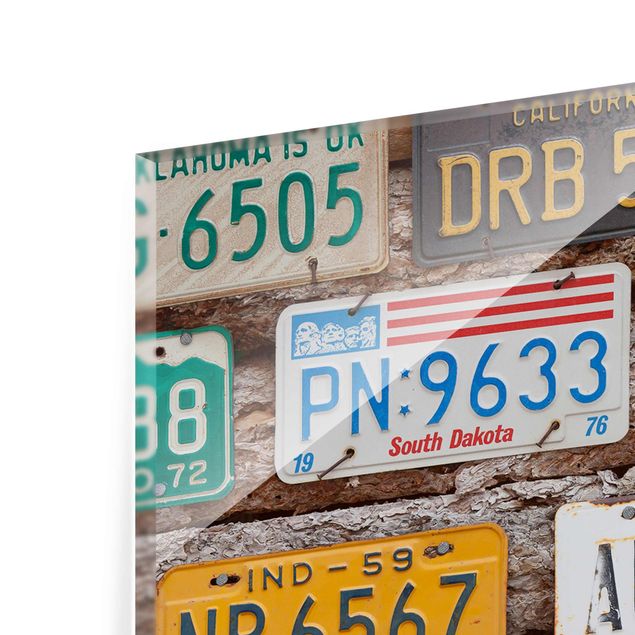 Glasbild - Amerikanische Nummernschilder auf Holz - Panorama Quer