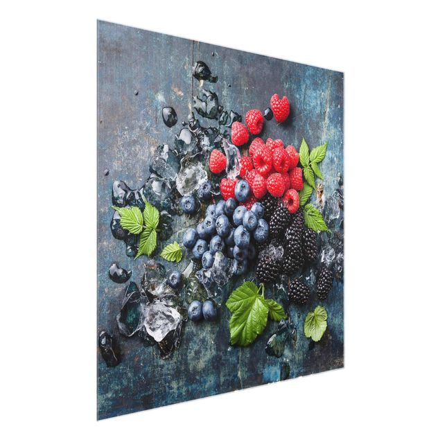 Wandbilder Floral Beerenmischung mit Eiswürfeln Holz
