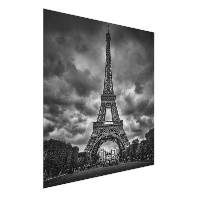 Glasbild schwarz-weiß Eiffelturm vor Wolken schwarz-weiß