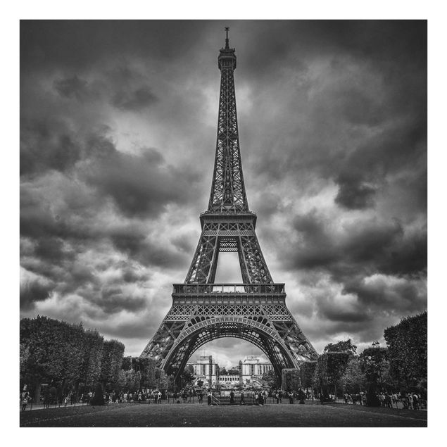 Glasbild Skyline Eiffelturm vor Wolken schwarz-weiß