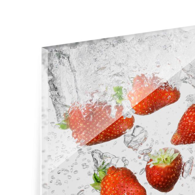 Glasbild - Frische Erdbeeren im Wasser - Panorama Quer