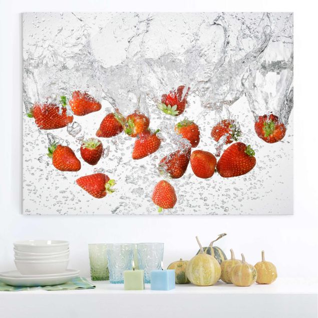 Wanddeko Küche Frische Erdbeeren im Wasser