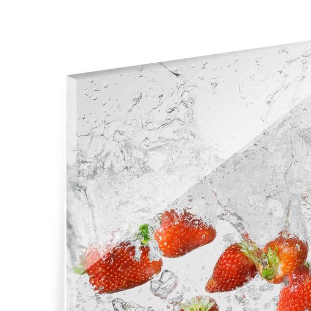 Glasbild - Frische Erdbeeren im Wasser - Quer 4:3