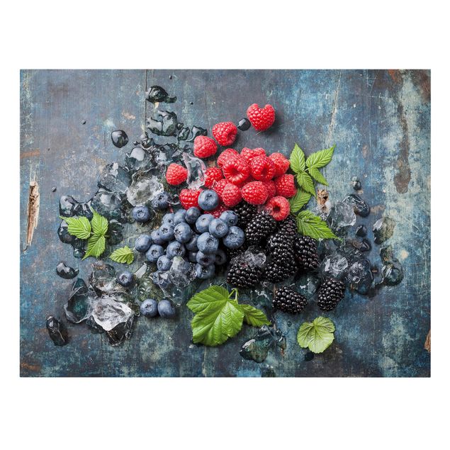 Leinwandbilder Gemüse & Obst Beerenmischung mit Eiswürfeln Holz