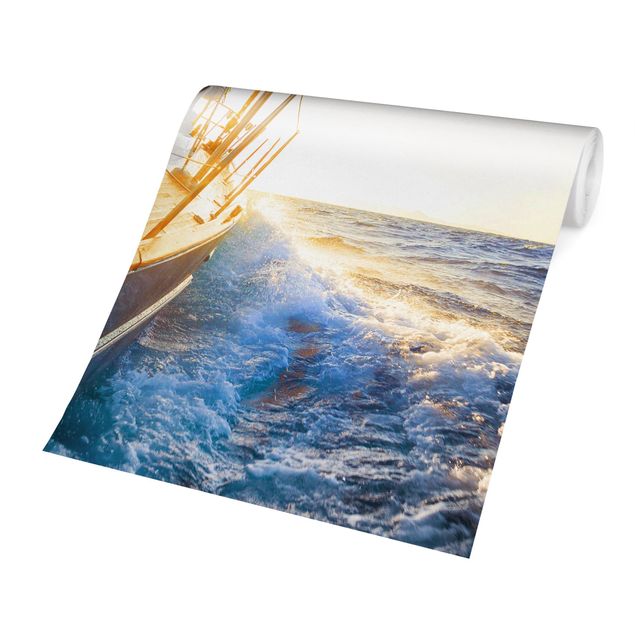 Wandtapete blau Segelboot auf blauem Meer bei Sonnenschein