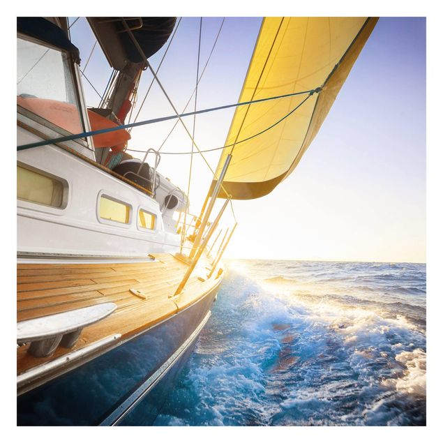Foto Tapete Segelboot auf blauem Meer bei Sonnenschein