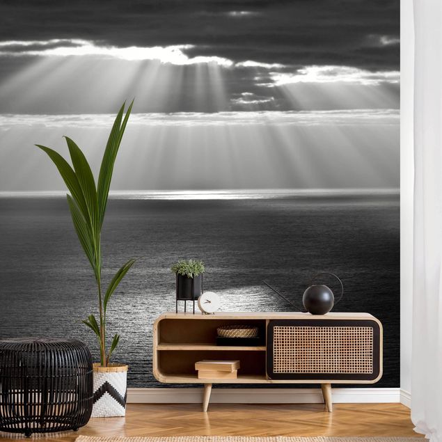 moderne Fototapete Sonnenstrahlen über dem Meer Schwarz-Weiß