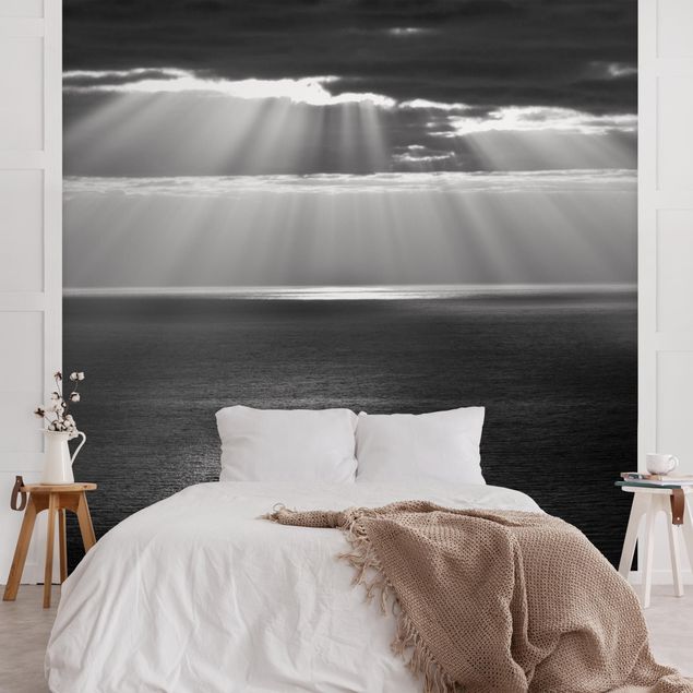 Fototapete Meer Sonnenstrahlen über dem Meer Schwarz-Weiß