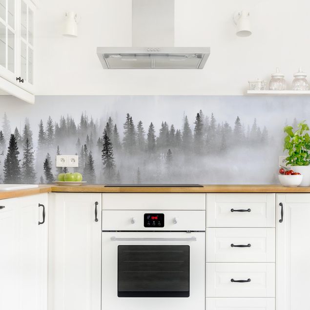 Küchenrückwand Folie Nebel im Tannenwald Schwarz-weiß