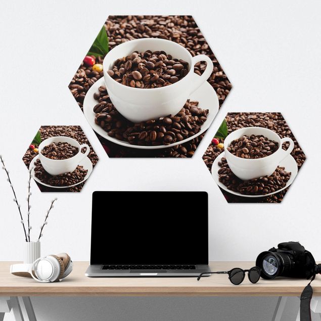 Hexagon Bild Alu-Dibond - Kaffeetasse mit gerösteten Kaffeebohnen