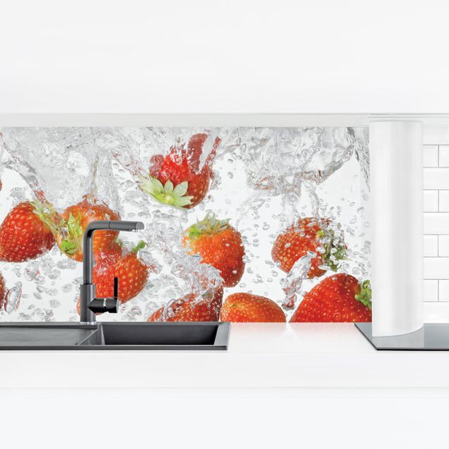 Küchenrückwand Folie Frische Erdbeeren im Wasser