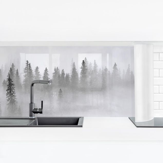 Glasrückwand Küche Nebel im Tannenwald Schwarz-weiß