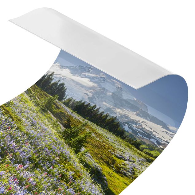 Duschrückwand - Bergwiese mit blauen Blumen vor Mt. Rainier