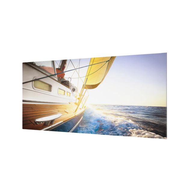 Spritzschutz Glas - Segelboot auf blauem Meer bei Sonnenschein - Querformat - 2:1