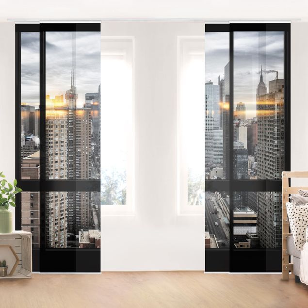Schiebevorhang Skyline Fensterblick New York mit Sonnen-Reflexion
