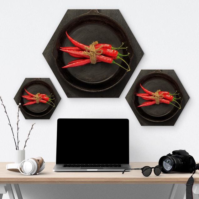 Hexagon Bild Holz - Rotes Chilibündel in Pfanne auf Schiefer