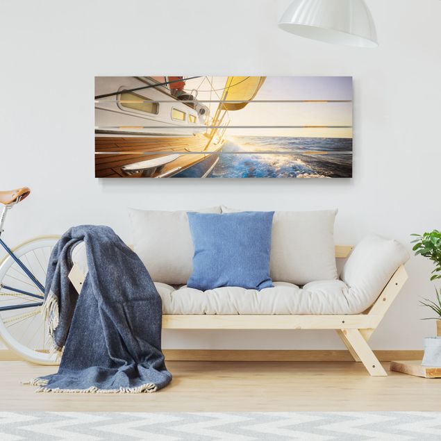Holzbilder Landschaften Segelboot auf blauem Meer bei Sonnenschein