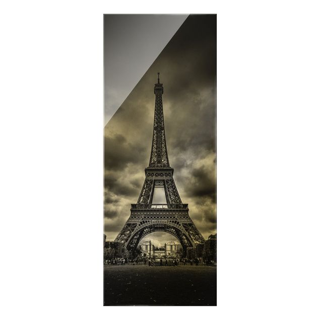 Glasbild Stadt Eiffelturm vor Wolken schwarz-weiß