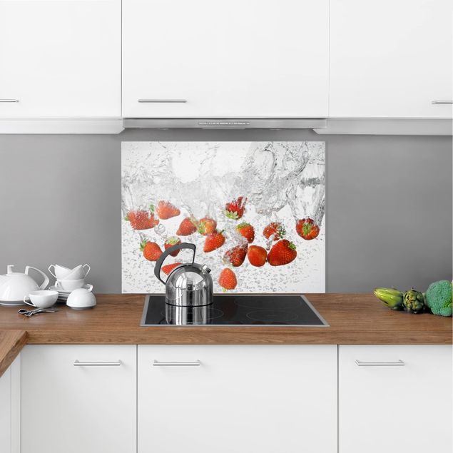Glasrückwand Küche Frische Erdbeeren im Wasser