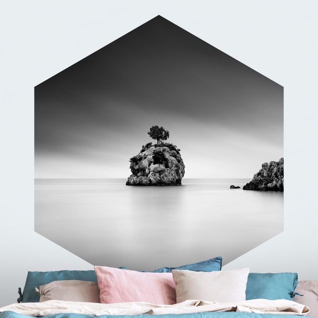 Fototapete Dünen Felseninsel im Meer Schwarz-Weiß