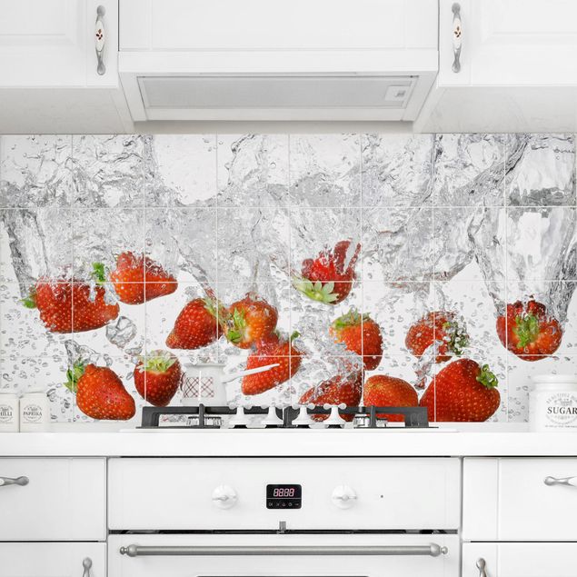 Wanddeko Küche Frische Erdbeeren im Wasser