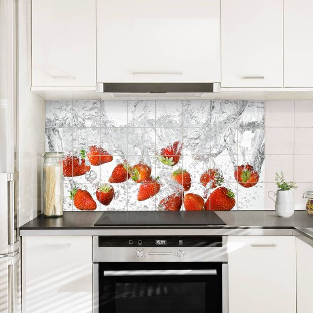 Klebefolien selbstklebend Frische Erdbeeren im Wasser