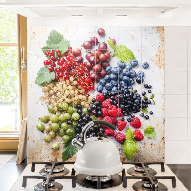Wanddeko Küche Mischung aus Beeren auf Metall