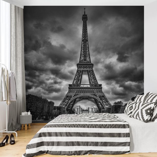 Fototapete modern Eiffelturm vor Wolken schwarz-weiß