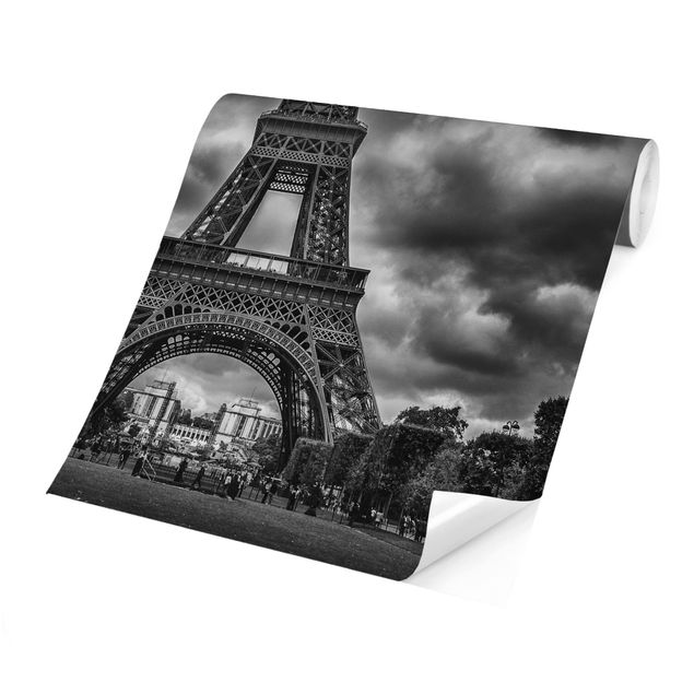Fototapete Skyline Eiffelturm vor Wolken schwarz-weiß