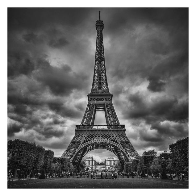 Fototapete Eiffelturm vor Wolken schwarz-weiß