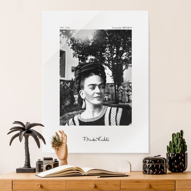 Glasbilder Schwarz-Weiß Frida Kahlo Foto Portrait im Garten