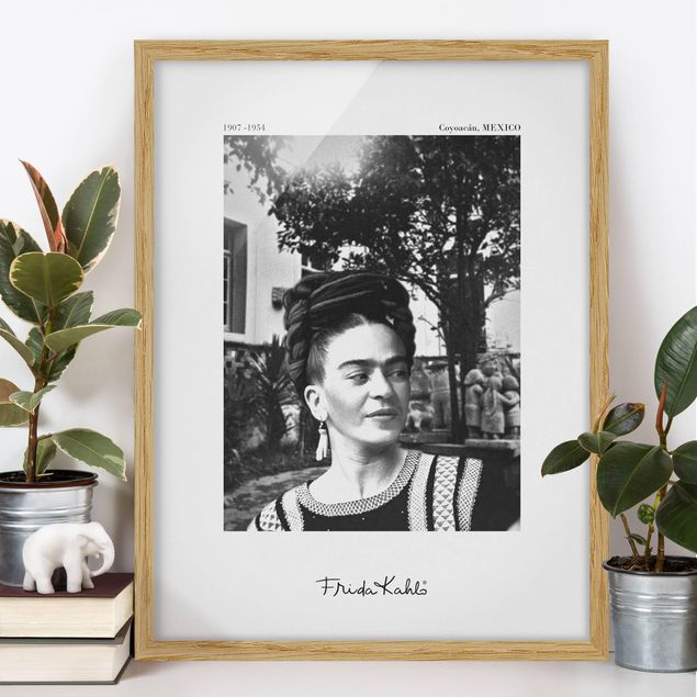 schwarz-weiß Bilder gerahmt Frida Kahlo Foto Portrait im Garten