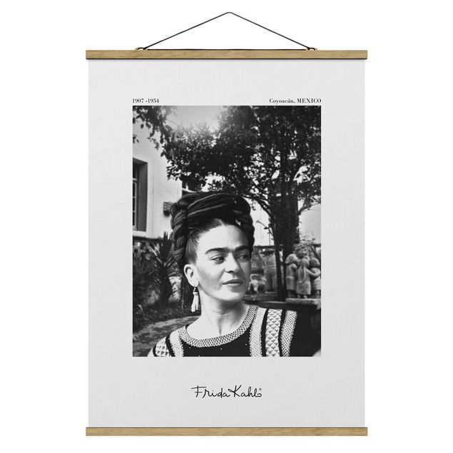 Wandbilder Schwarz-Weiß Frida Kahlo Foto Portrait im Garten