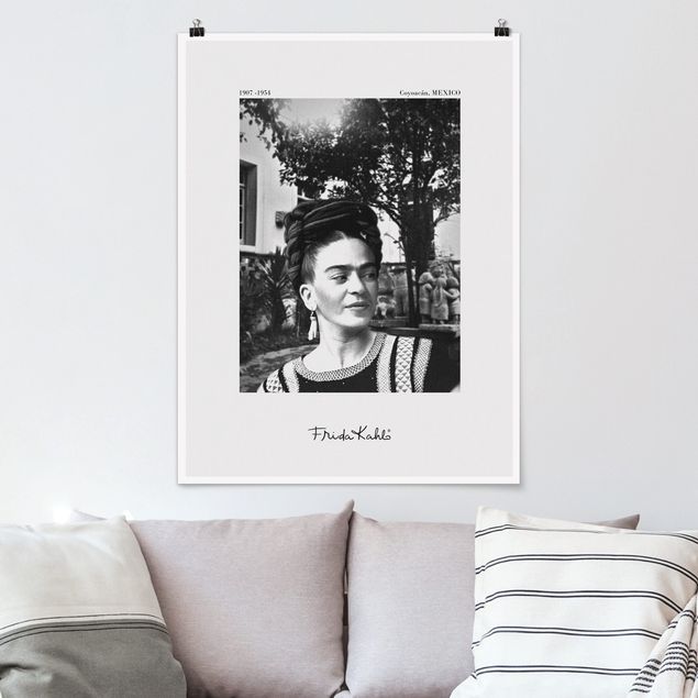Poster schwarz-weiß Fotografie Frida Kahlo Foto Portrait im Garten