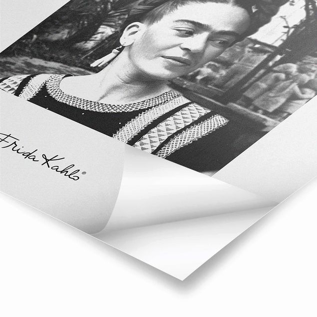 Poster kaufen Frida Kahlo Foto Portrait im Garten